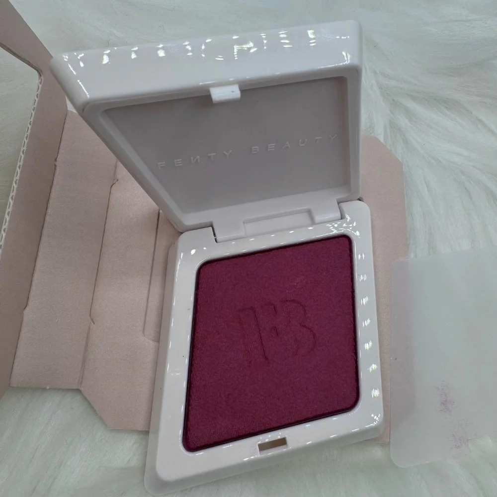 FENTY CHEEKS SUEDE POWDER BLUSH - IN SHADE SUMMERTIME WINE